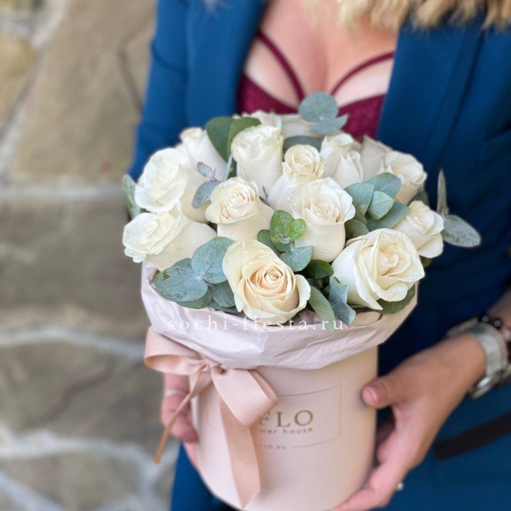 Цилиндр из белых роз в Твери