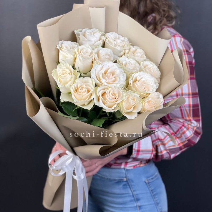 15 белых роз кофе в Твери