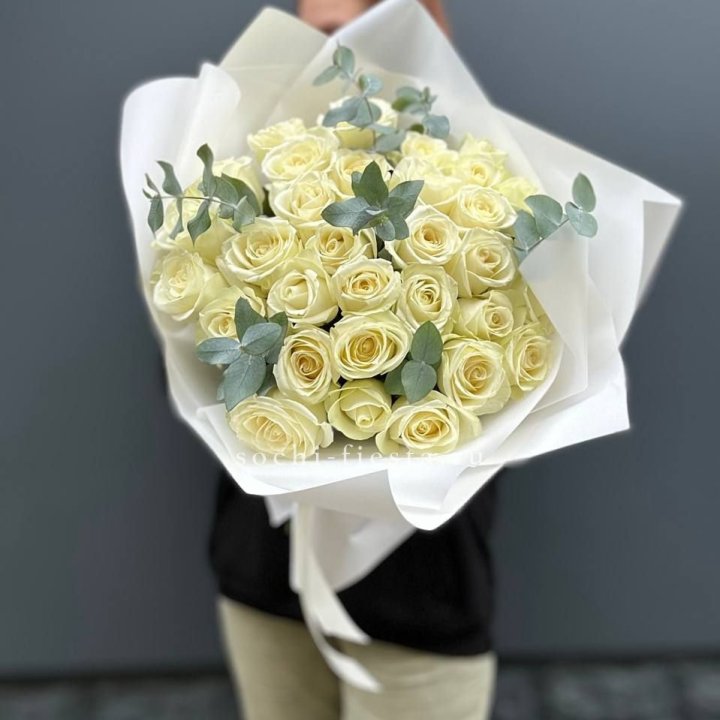 31 белая роза с эвкалиптом в Твери