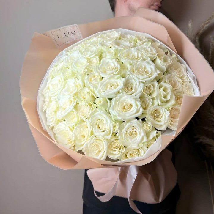 51 белая  роза в оформлении в Твери