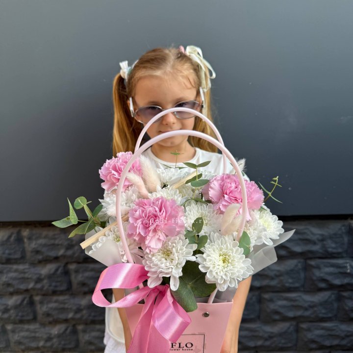 Сумочка из стойких хризантем и диантуса в Твери