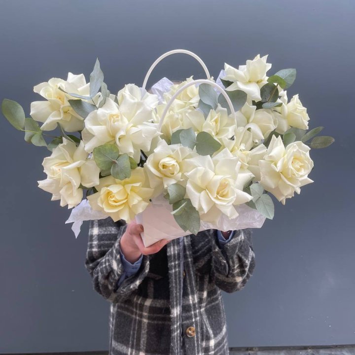 15 белых роз в сумочке в Твери