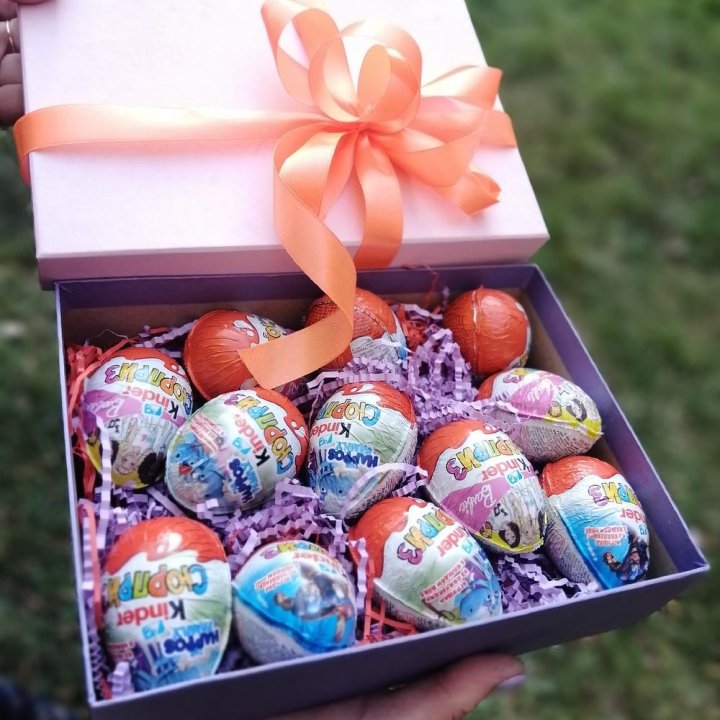 Коробка с киндерами в Твери