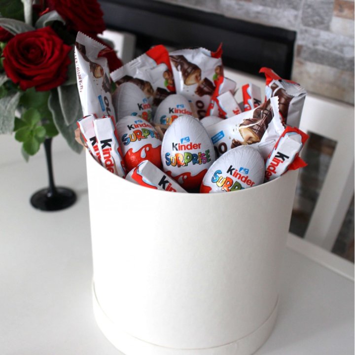 Коробка с киндерами  в Твери