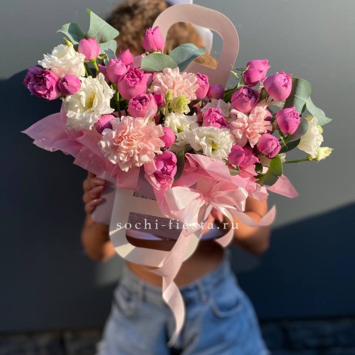 Сумочка с кустовой розой и диантусами в Твери