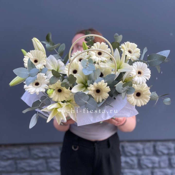 Сумочка лилии и герберы в Твери