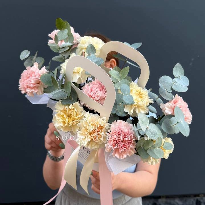 Сумочка из диантусов в Твери