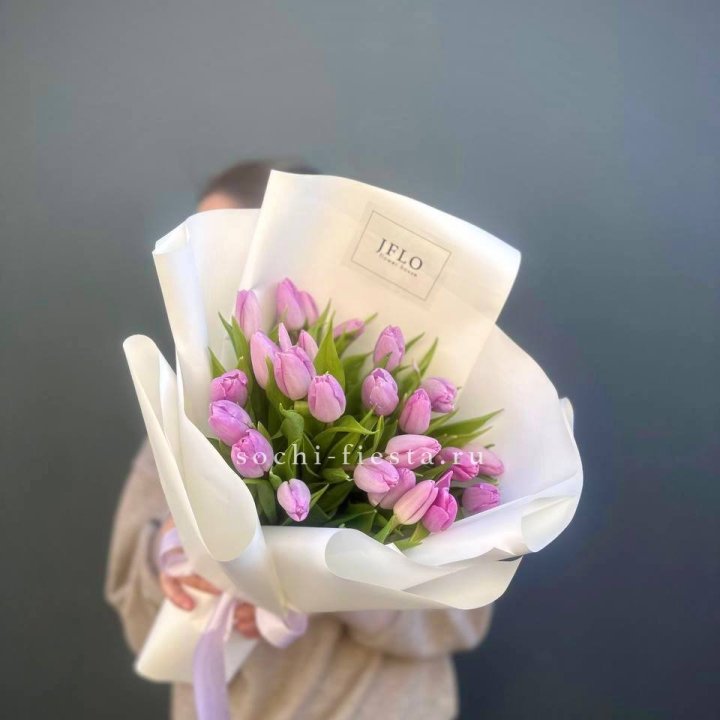 25 сиреневых тюльпанов в Твери