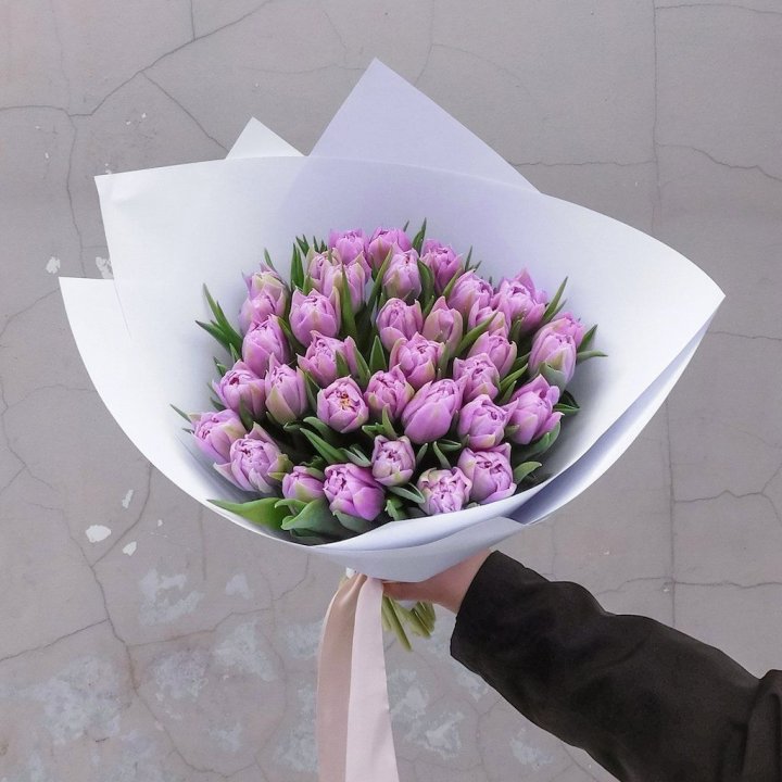 35 сиреневых тюльпанов в Твери