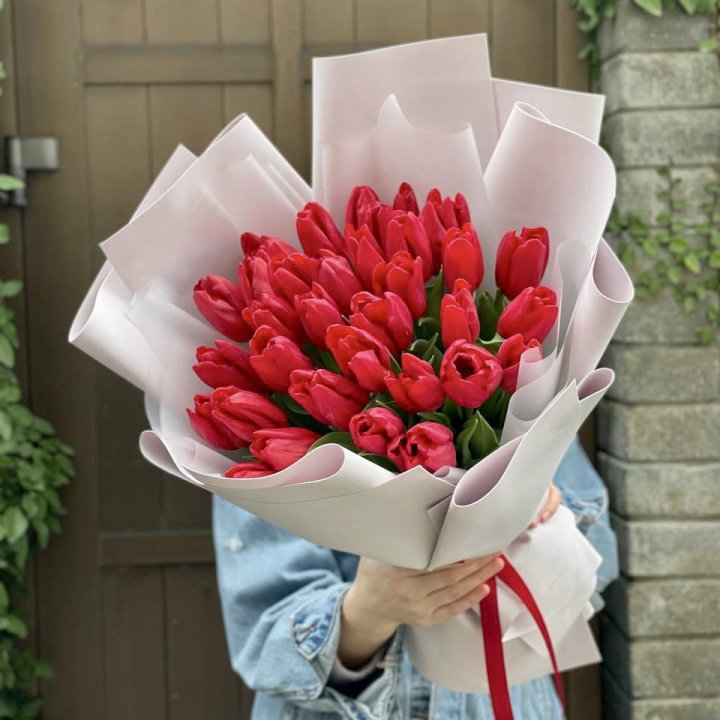 35 красных тюльпанов в Твери