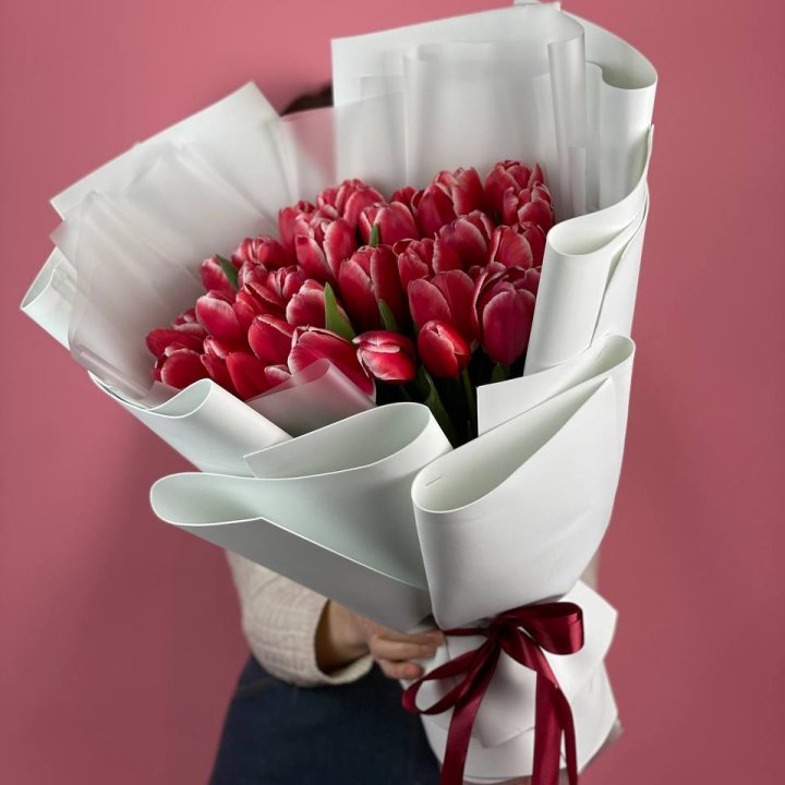 Букет красных тюльпанов в Твери